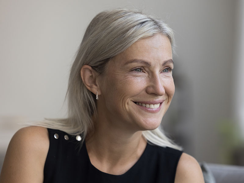 Grey haired smiling woman, FRAC3 laser